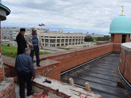 Глава челнинского мухтасибата поднялся на крышу строящейся мечети «Джамиг»