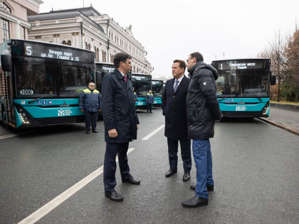 Рустам Минниханов и Ильсур Метшин осмотрели партию из 25 новых троллейбусов последнего поколения МАЗ-303Т22