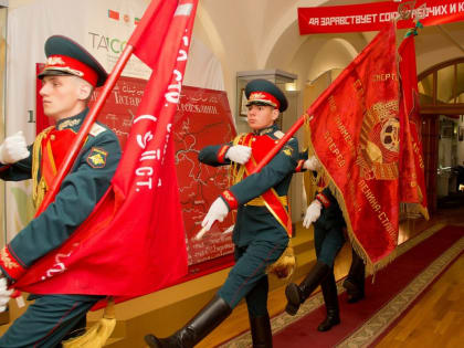 В Нацмузее Татарстана состоялся торжественный вынос знамени Победы