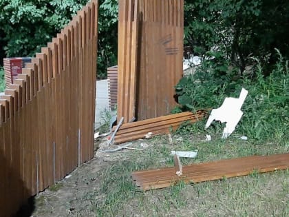 Дирекция парков и скверов обратится в полицию из-за разгромленного стенда