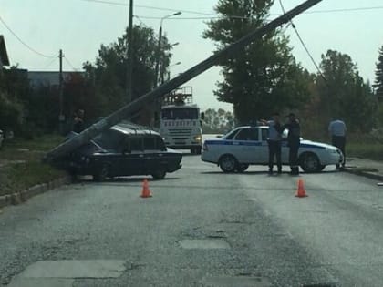 В Казани водитель ВАЗ снес столб: движение ограничено