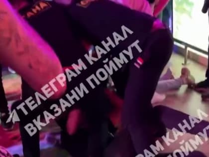 Парню разбили голову во время драки в ночном баре