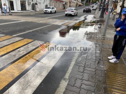 В центре Казани улицу топит фекалиями