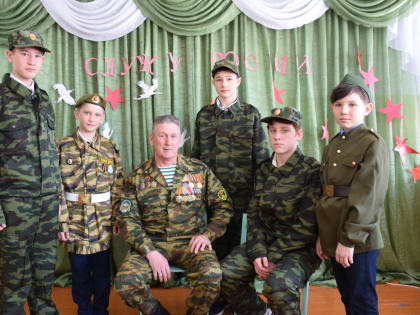 Ученики Нурлатской школы №8 видят пример мужества в лице своего педагога Анатолия Григорьева 