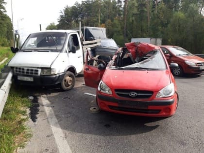 ​В Казани женщина на Hyundai влетела в грузовик: ее и пассажирку госпитализировали