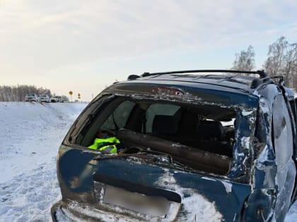 В Татарстане машина во время обгона влетела в знак и съехала в дороги, трое пострадали