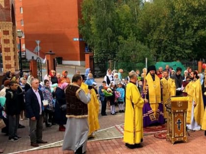 В Неделю 11-ю по Пятидесятнице епископ Мефодий совершил Литургию в храме Рождества Христова на территории Православной гимназии св.равноап.кн.Владимира города Альметьевска