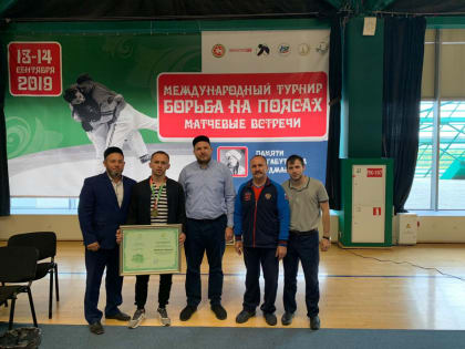 Абсолютный победитель международного турнира по борьбе на поясах в Казани получил путевку в хадж
