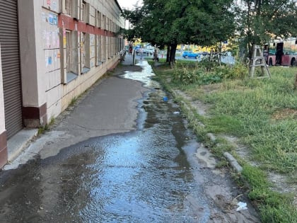 В Казани снова провалилась дорога. Там течет ручей