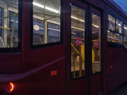 Из-за повреждения сети для трамваев образовалась километровая пробка