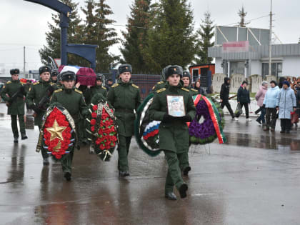 В Набережных Челнах простились с погибшим бойцом