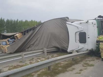 В Татарстане на трассе М-7 опрокинулась фура