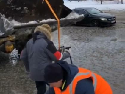 В Казани затопило улицу Вахитова из-за аварии на сетях пожарного гидранта