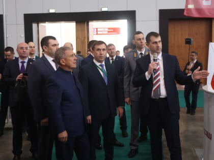 Рустам Минниханов посетил стенд Ростсельмаш на выставке «ТатАгроЭкспо 2023»
