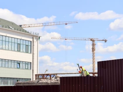 У строящегося ЖК от «ПИК» в Казани сносят промздание