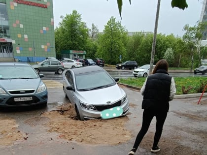 В Казани под землю ушел автомобиль