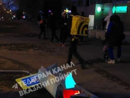 Из-за сильного ветра в Казани упал светофор с дорожным знаком