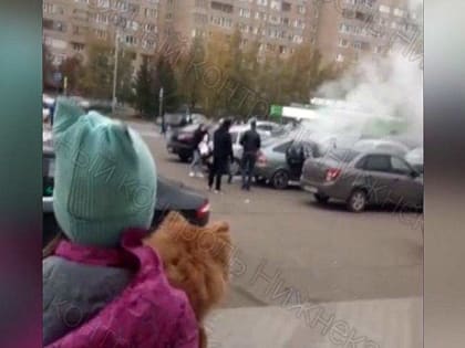 В Нижнекамске на парковке около спортивного магазина загорелся автомобиль