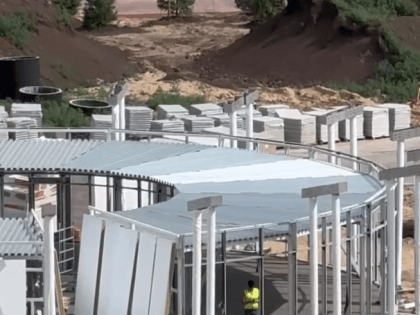 В Казани сняли на видео строителей, которые решили устроить зарядку на набережной