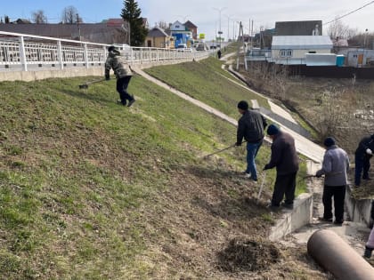 Субботник в районном центре Тюлячи.