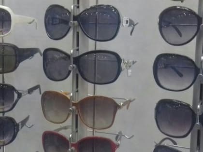 В солнцезащитных очках какого цвета у вас могут заболеть глаза