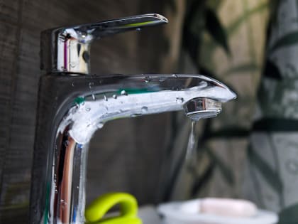 Вода в домах трех районов города может окраситься в зеленый цвет