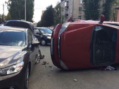 В Казани иномарка перевернулась и протаранила машину с детьми – водитель был пьян