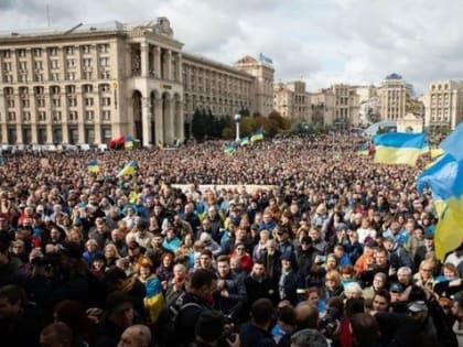 В Киеве тысячи людей вышли на митинг «против капитуляции». К митингующим присоединился Порошенко