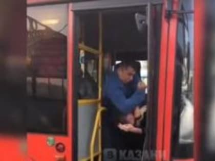 Стали известны подробности драки между водителем и пассажиром в Казани