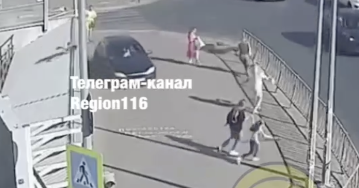 При попытке отомстить хулиганам из родного города. Перестрелка в машине. Стрельба в Казани в Яндексе и фото. Наезд на пешеходов деревня Универсиады в Казани. Стрельба в Казани фото детей.