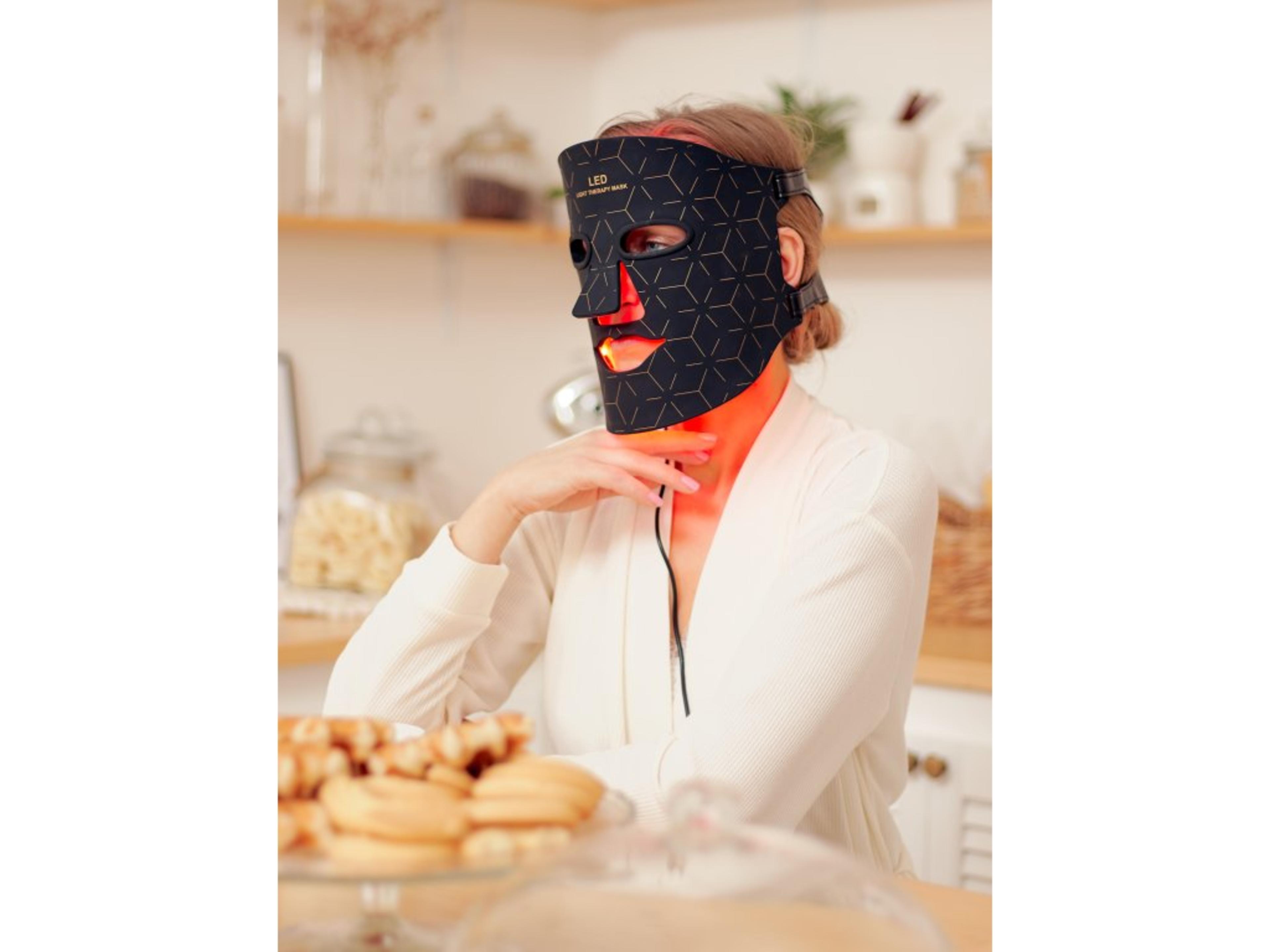 palsar7-rechargeable-silicone-led-face-mask 4