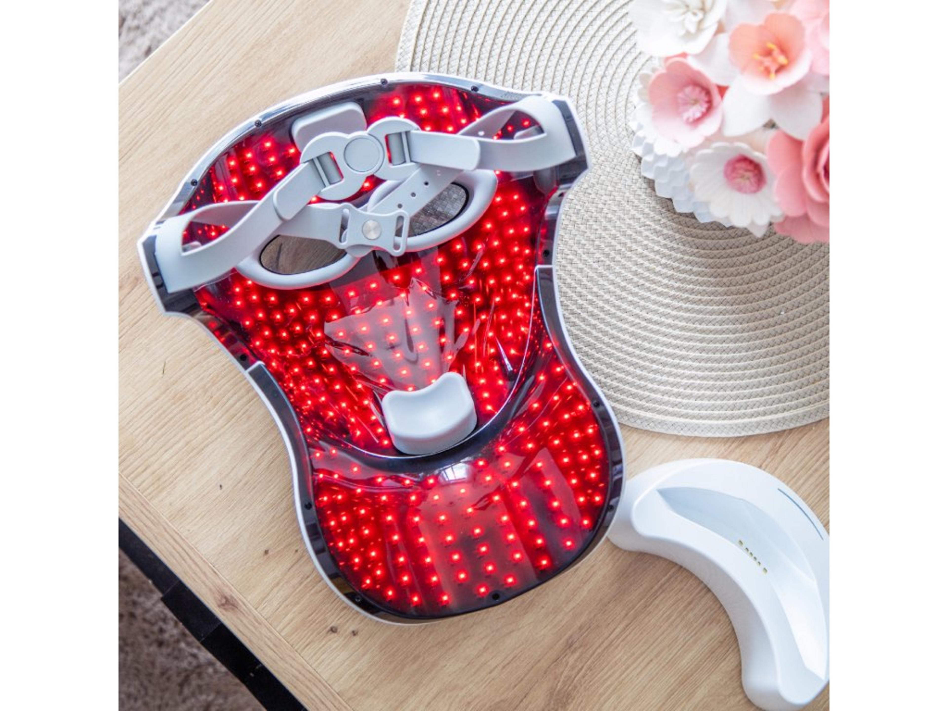 palsar7-led-face-and-neck-mask-with-charging-station-white-gold 2