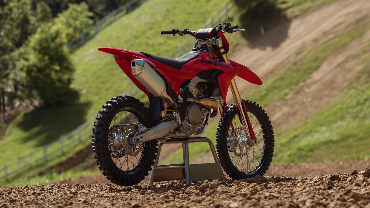 Ducati Desmo450 MX MY27 tervikvaade krossirajal