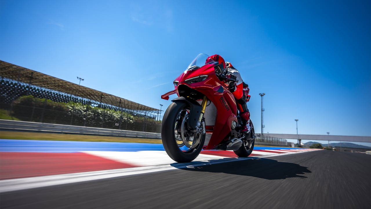 Ducati Panigale V4 S MY27 eestvaade ringrajal
