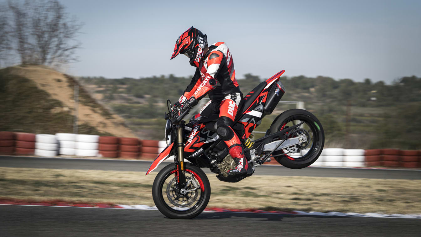 Ducati Hypermotard 698 Mono RVE külgvaade pidurdamisel