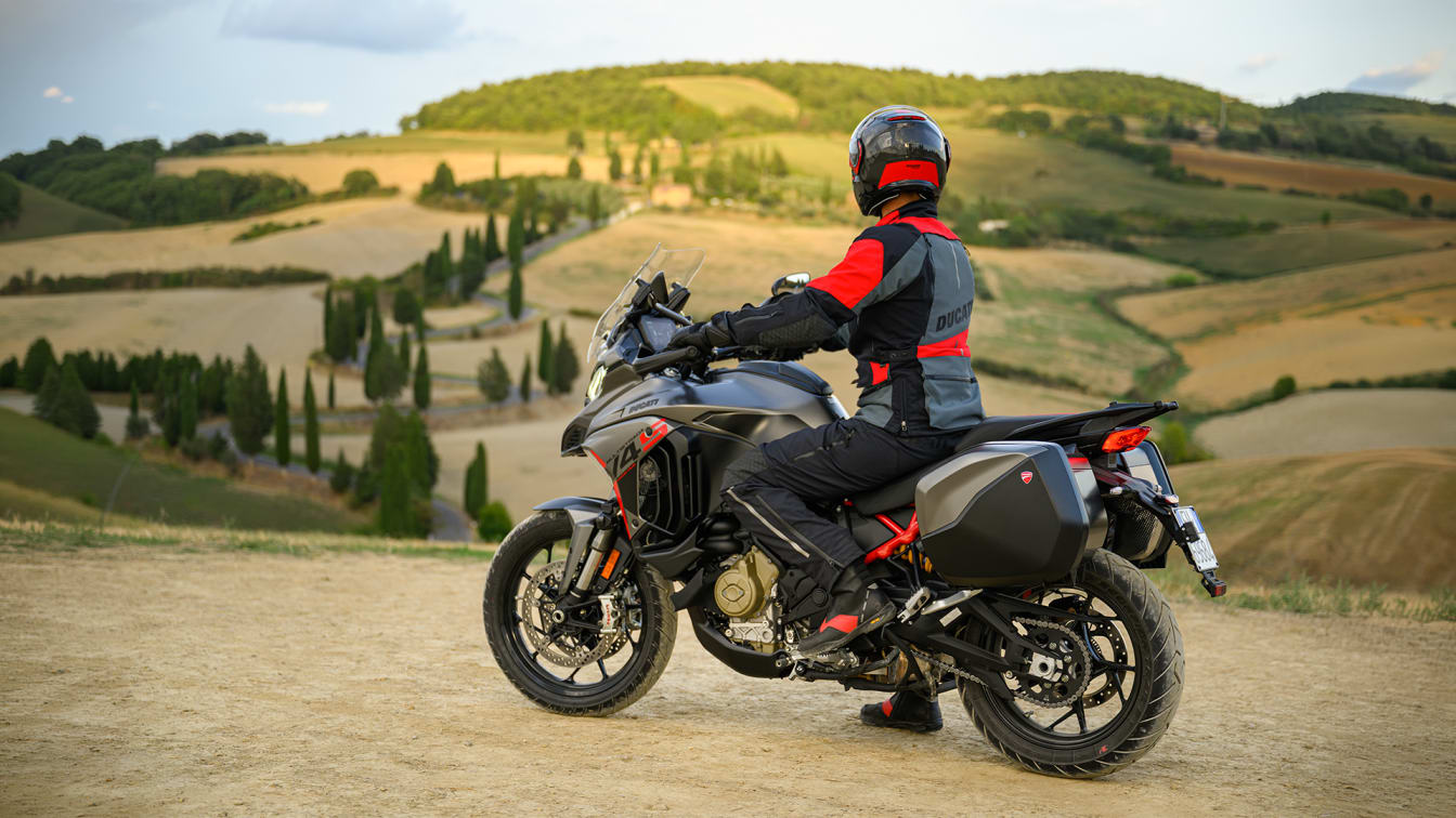 Ducati Multistrada V4 S Grand Tour sõitjaga tagant külgvaates