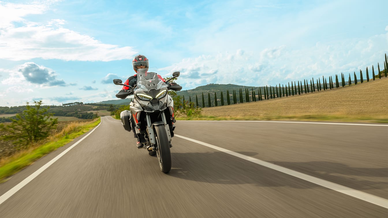 Ducati Multistrada V4 S Grand Tour sõitjaga maanteel