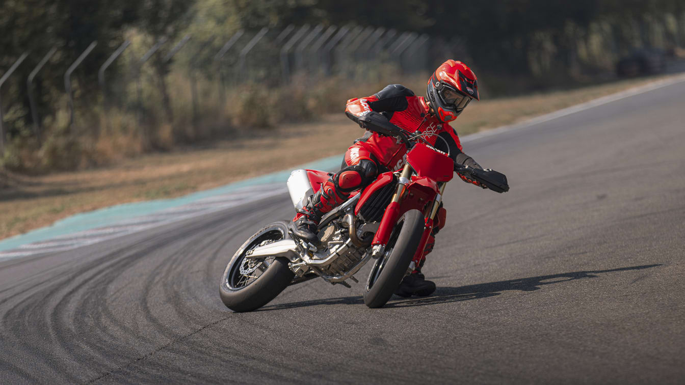 Ducati Desmo450 SM MY27 külgvaates supermotorajal
