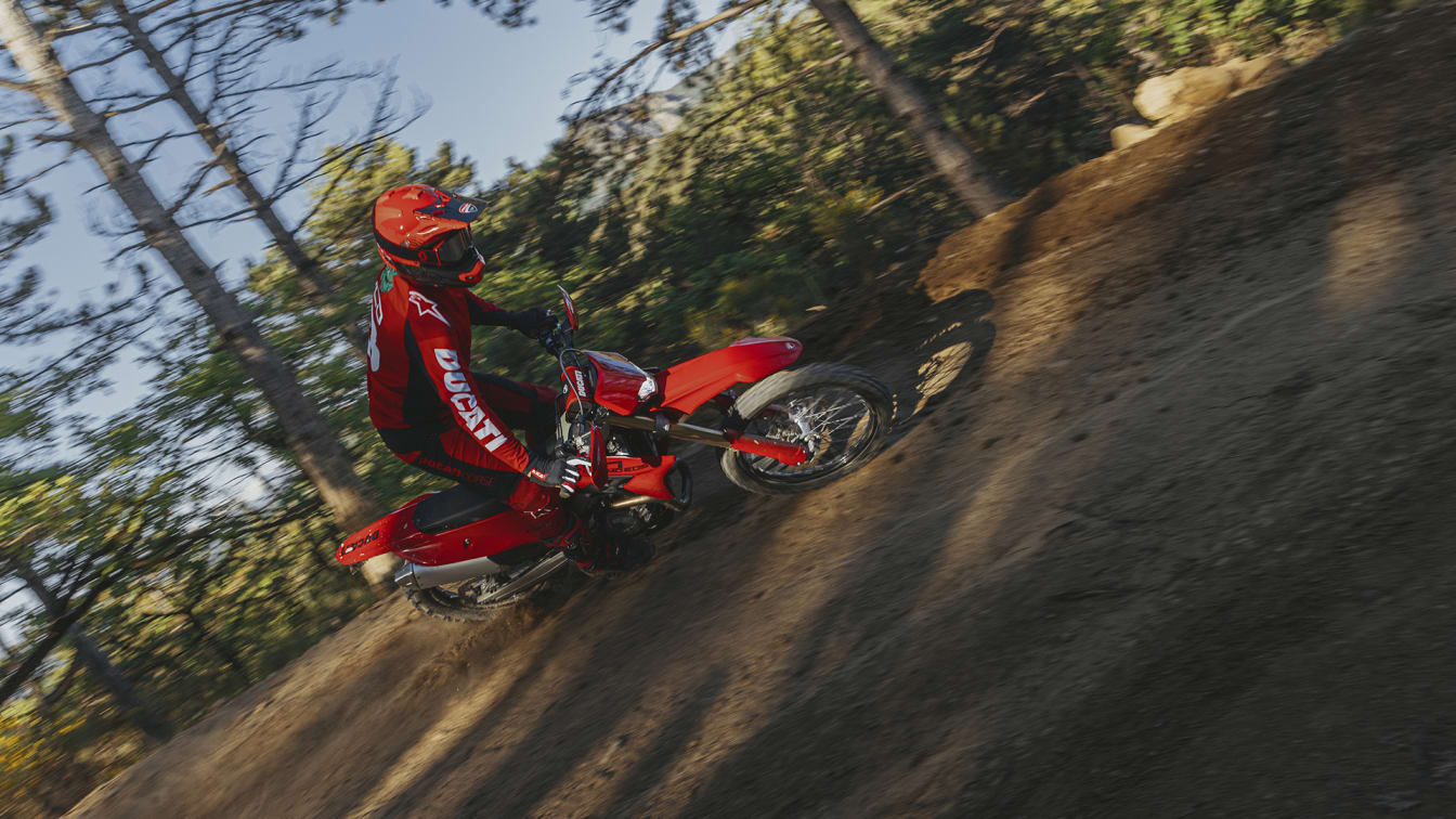 Ducati Desmo450 EDS MY27 külgvaates maastikul sõitmas