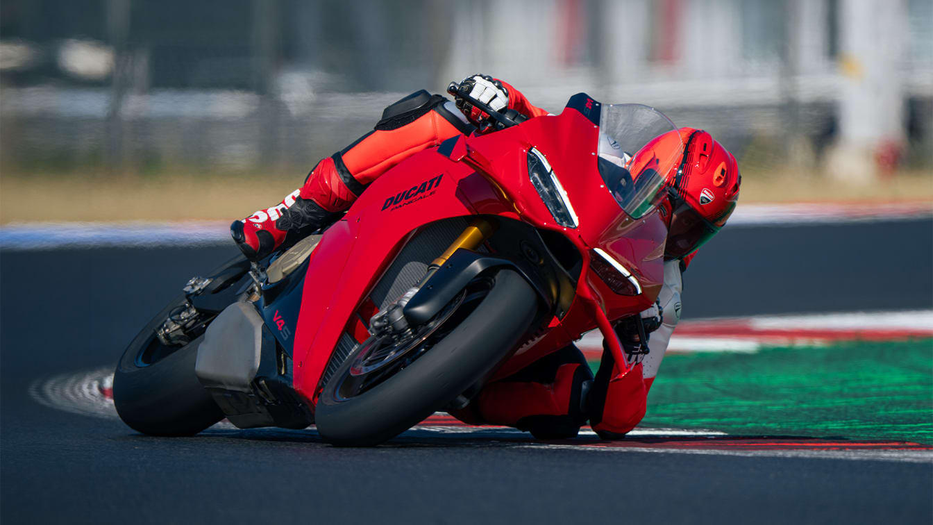 Ducati Panigale V4 MY27 ühine sõidufoto kurvis, fotol V4 S