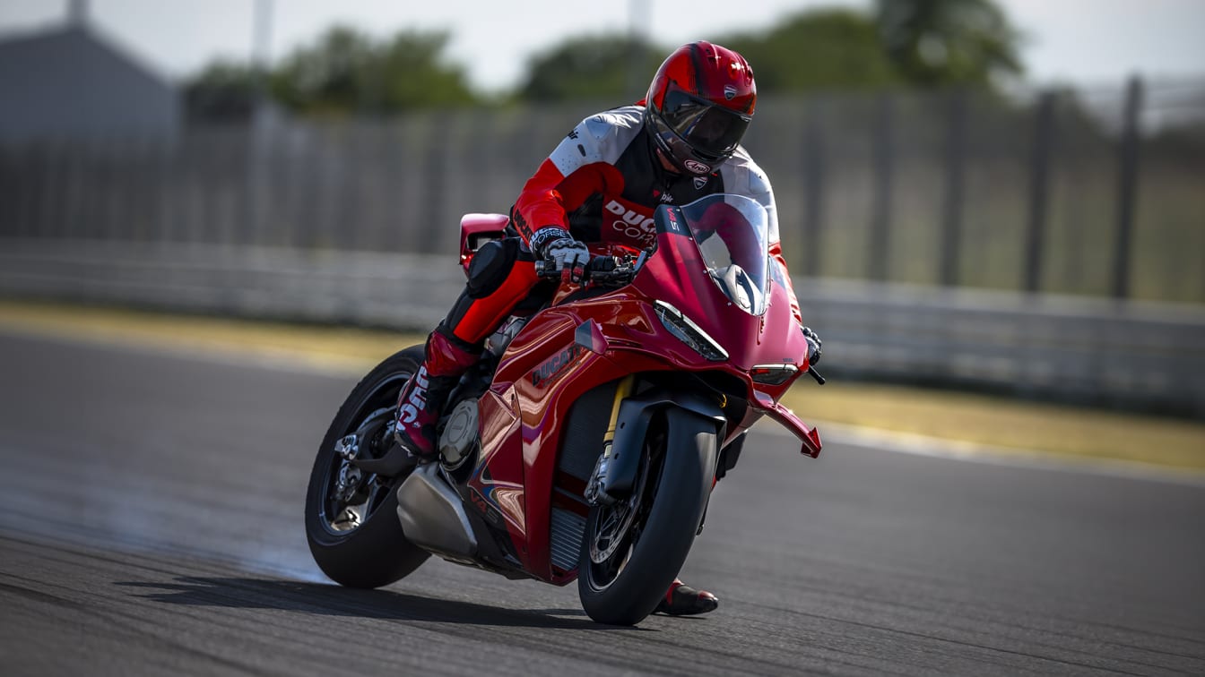 Ducati Panigale V4 S MY27 sõitjaga ringrajal