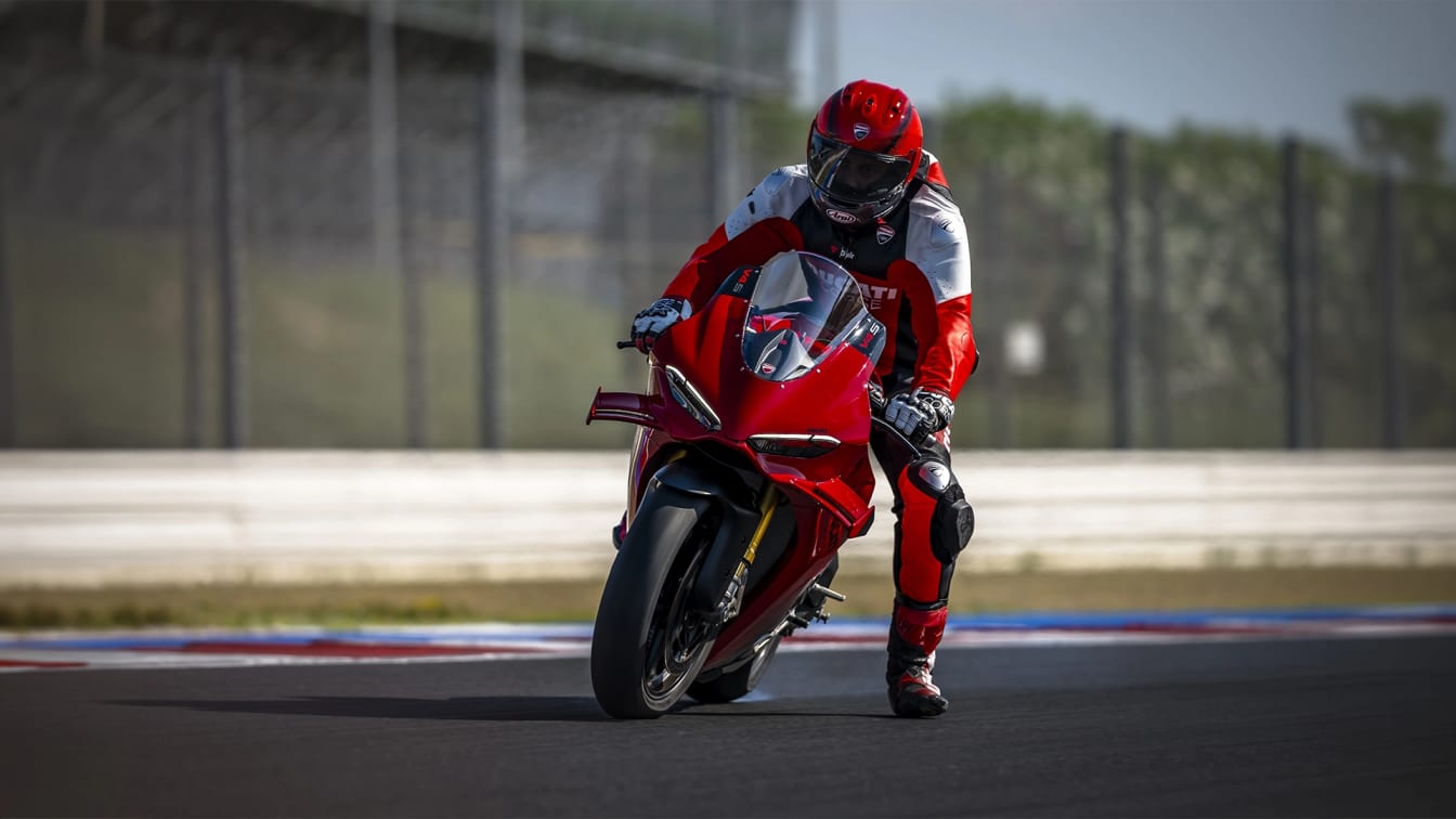 Ducati Panigale V4 MY27 ühine sõidufoto eest-külgvaates, fotol V4 S