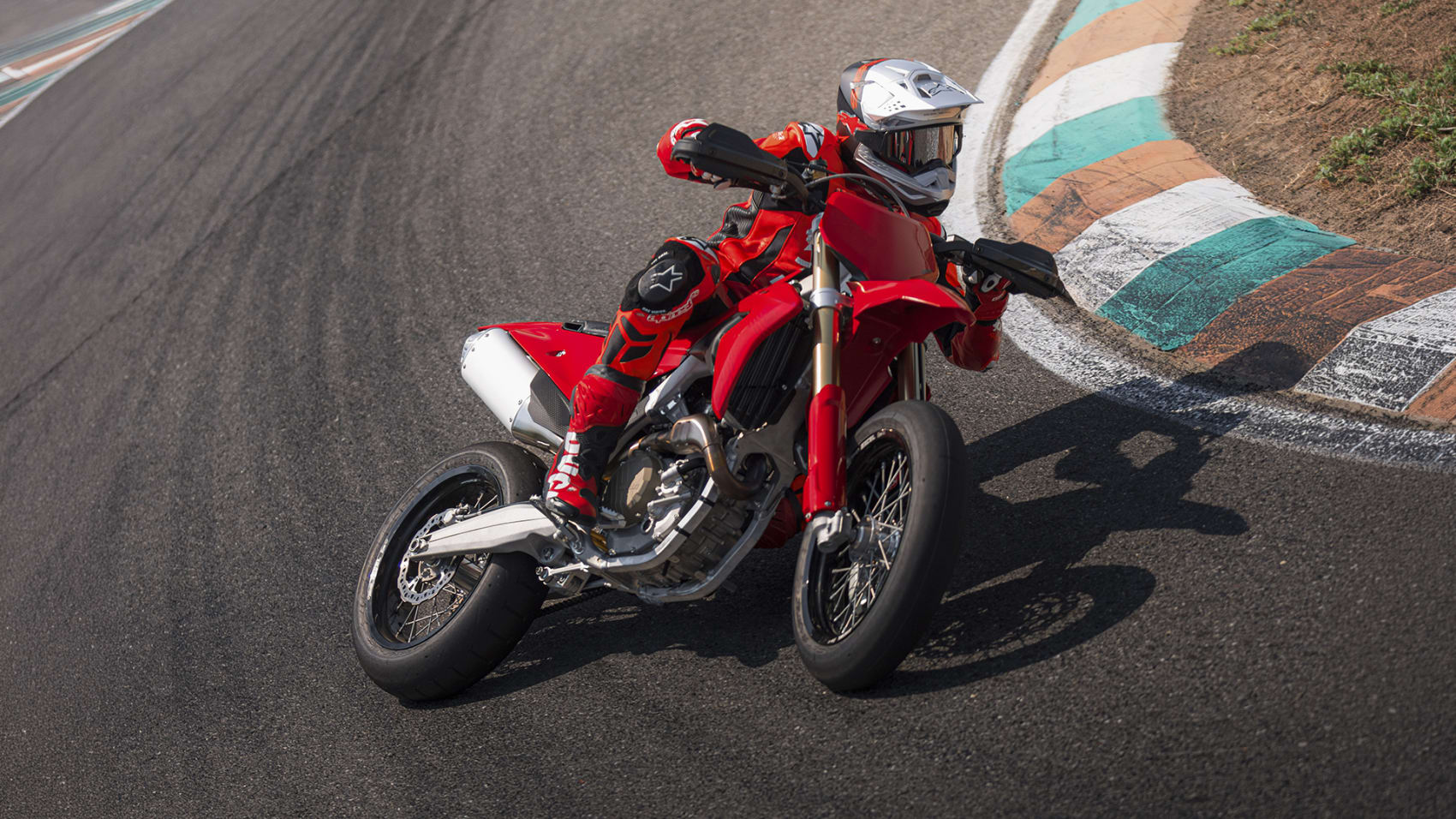 Ducati Desmo450 SM MY27 kurvi läbimas