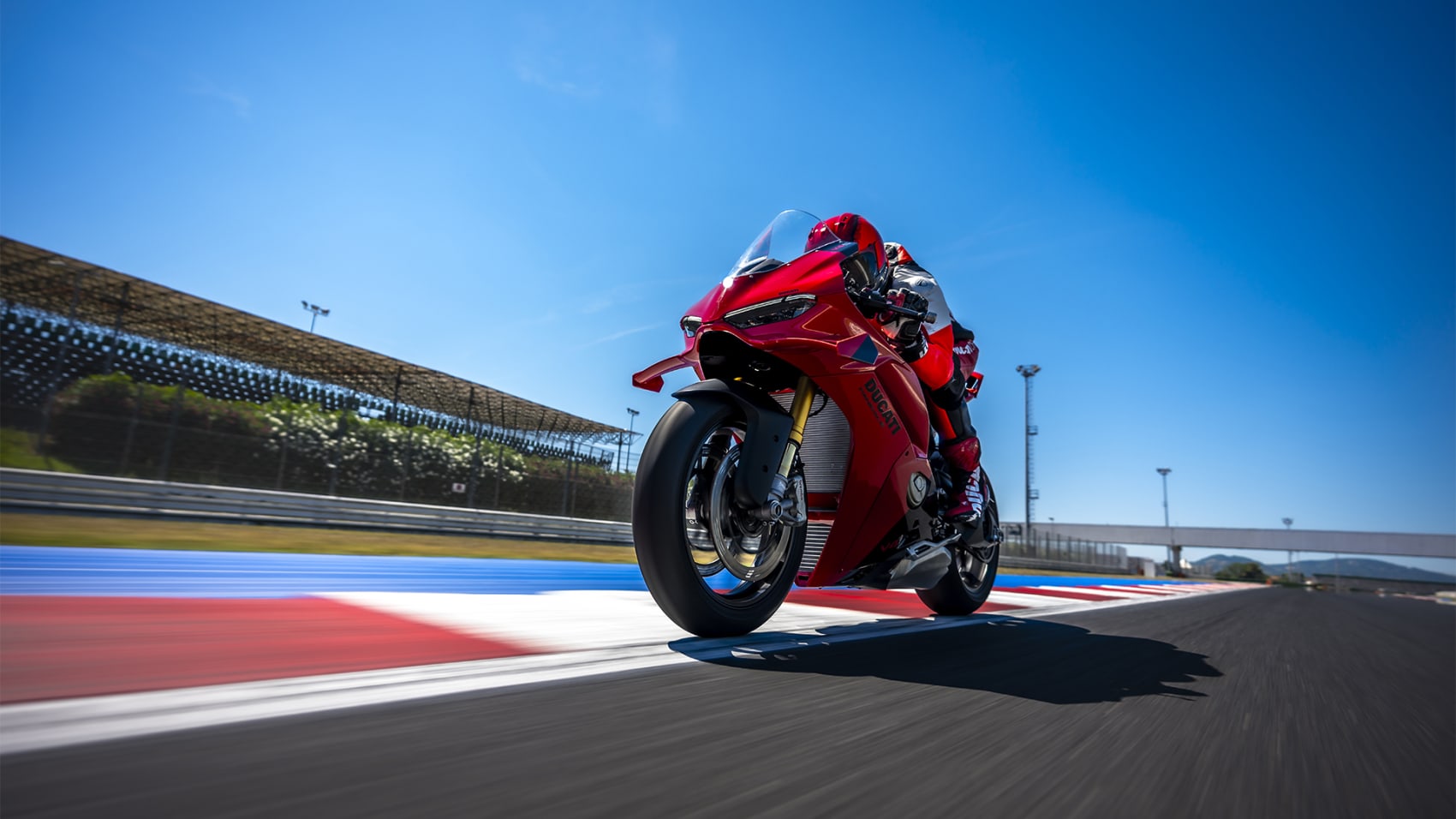 Ducati Panigale V4 S MY27 eestvaade ringrajal