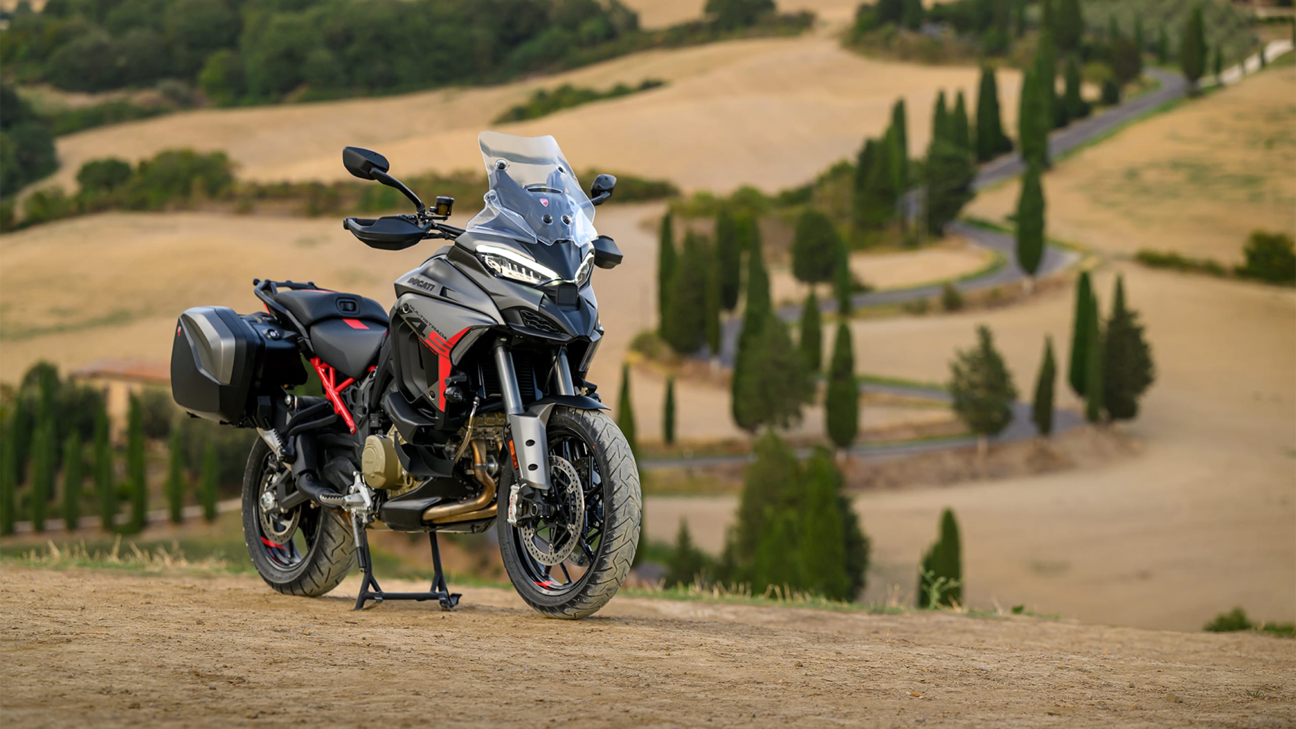Ducati Multistrada V4 S Grand Tour eest külgvaates Toscana maastikul