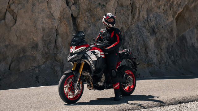 Ducati Multistrada V4 Pikes Peak MY2027 koos sõitjaga