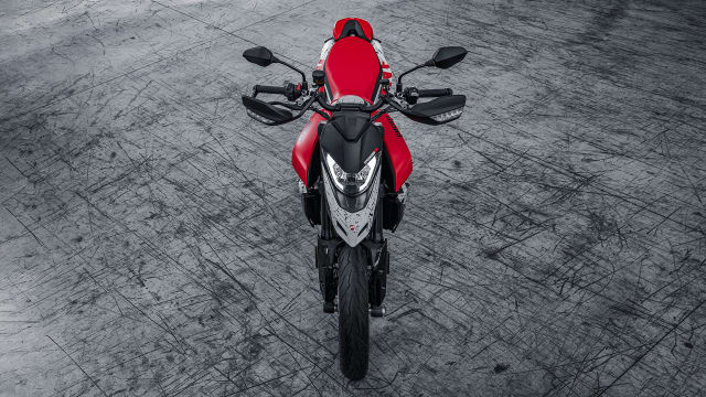 Ducati Hypermotard 950 RVE eest ja ülalt