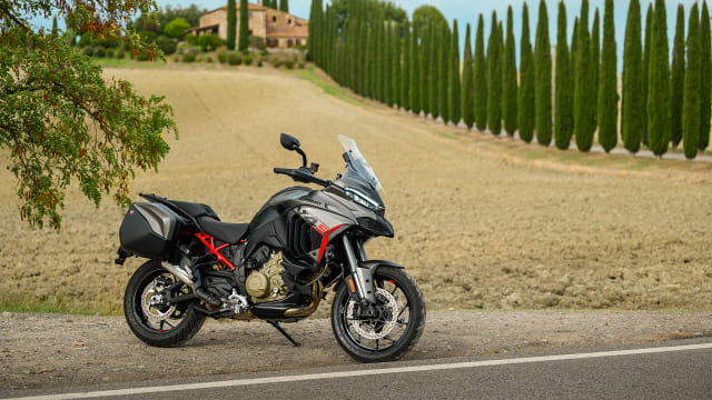 Ducati Multistrada V4 S Grand Tour külgvaates koos kohvritega