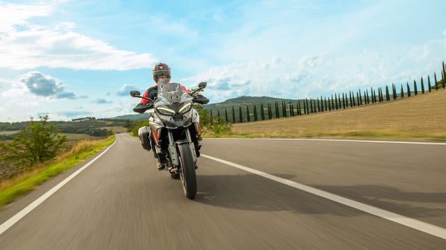 Ducati Multistrada V4 S Grand Tour sõitjaga maanteel