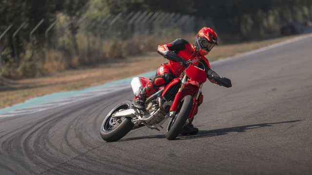 Ducati Desmo450 SM MY27 külgvaates supermotorajal